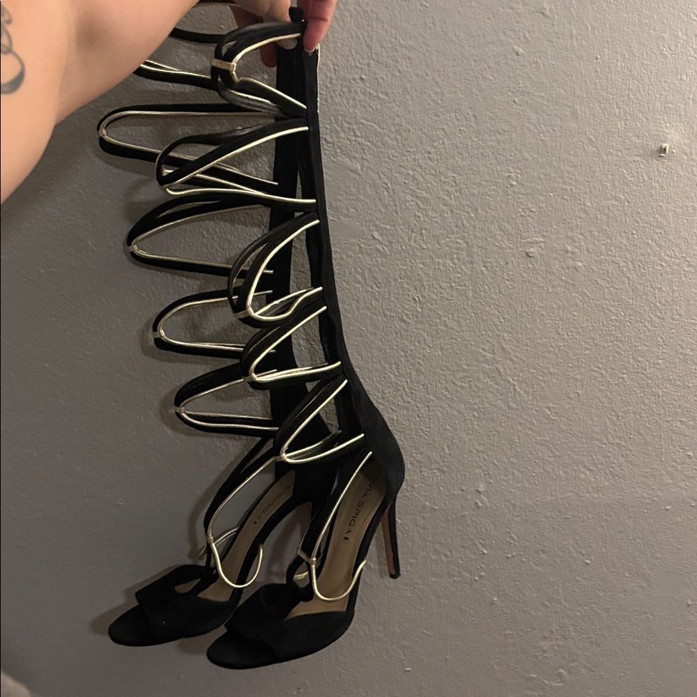 Via Spiga•Tammryn suede gladiator sandal heel black and gold - Picture 4 of 7